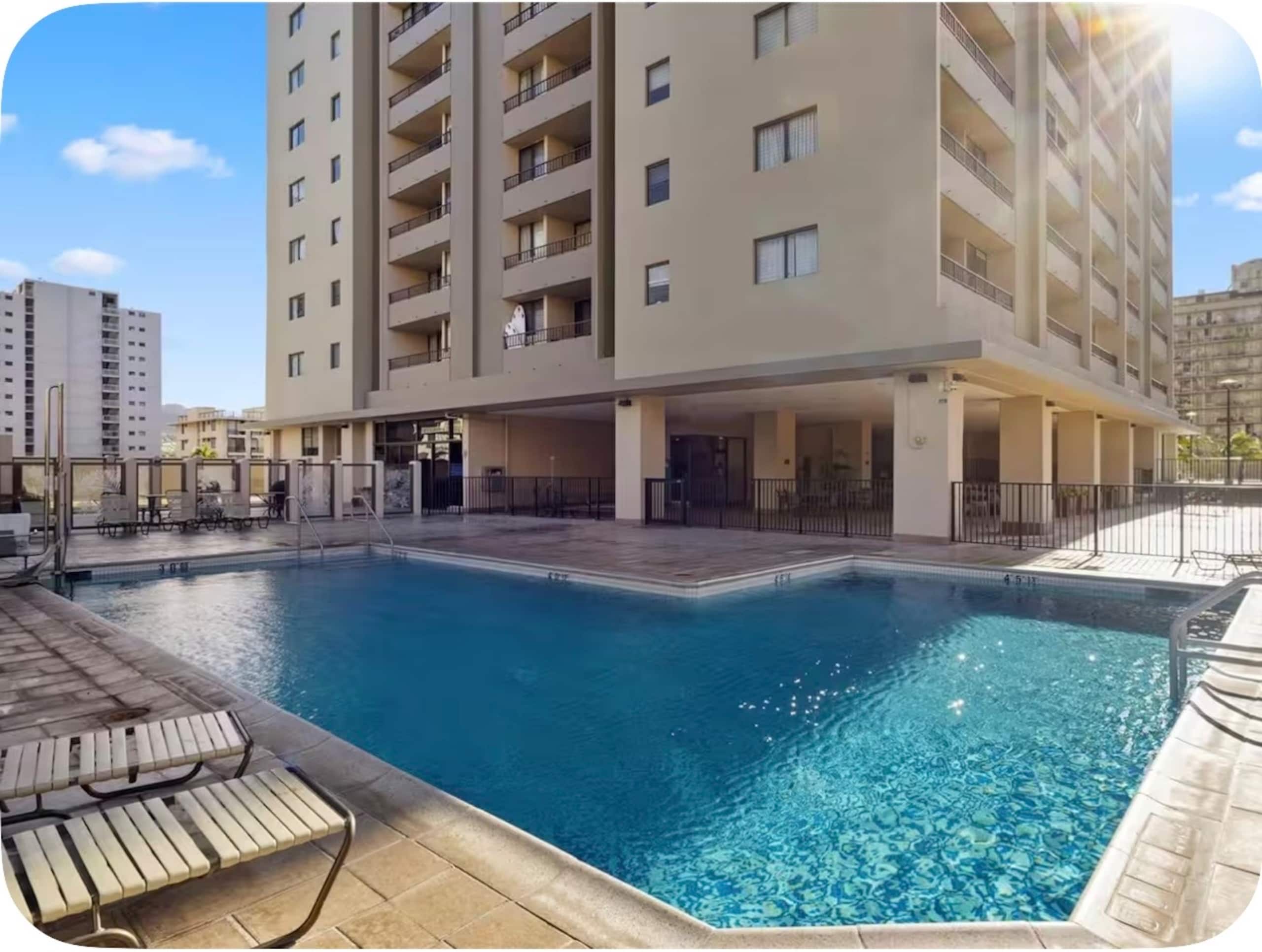 Ocean View Waikiki Free Parking 2 beds Pool - Image 40