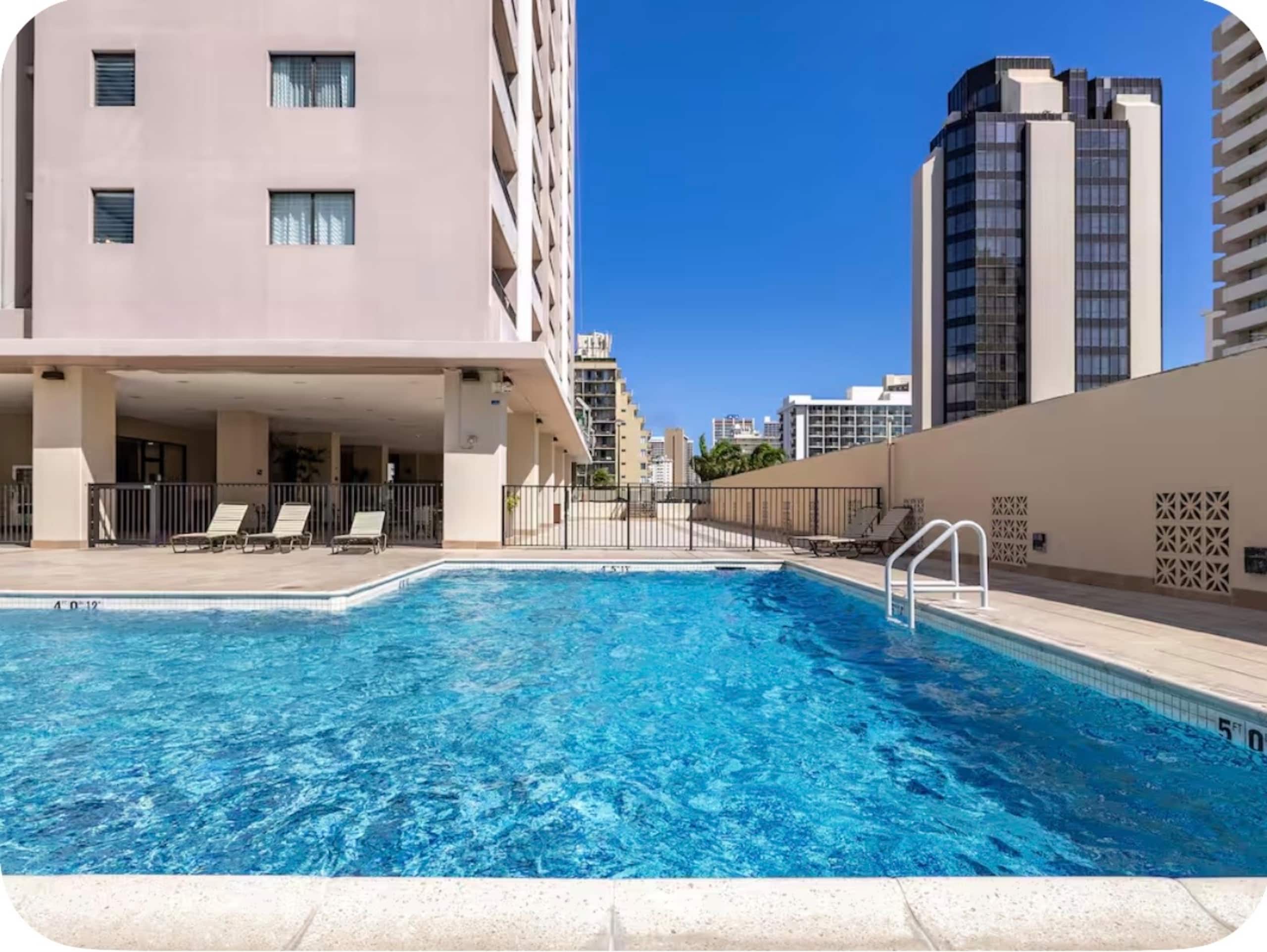Ocean View Waikiki Free Parking 2 beds Pool - Image 10