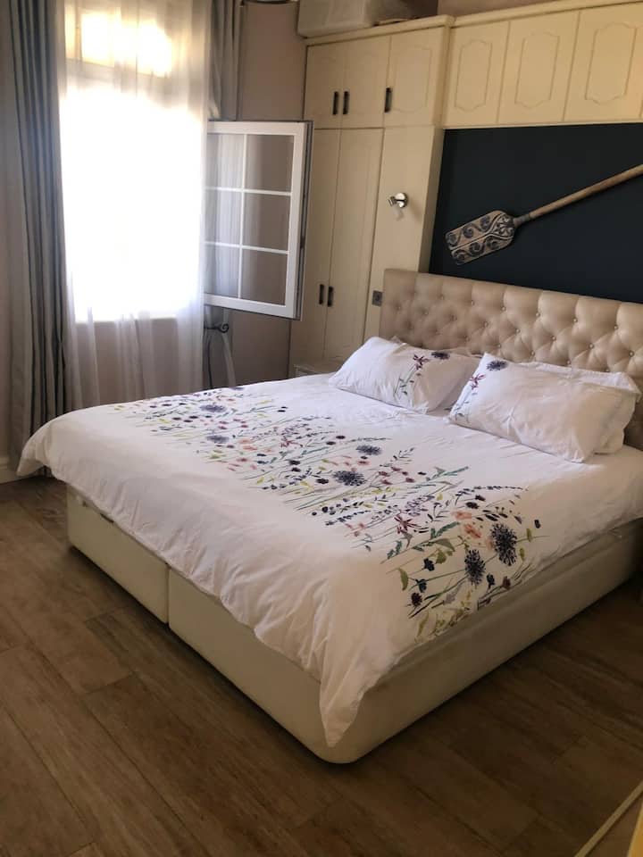 Colonial  Apartment Blending Charm With Comfort - Gibraltar