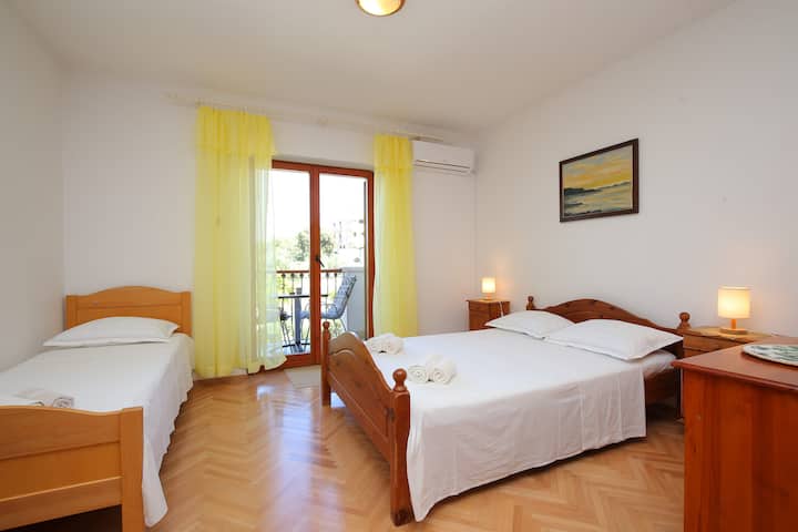 As-18307-b Garçonnière Avec Le Balcon Supetar, - Supetar