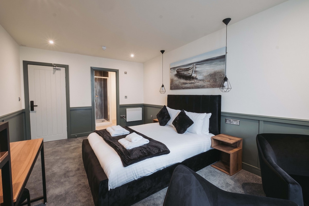 The Royal Bar & Shaker l Double Ensuite l B&B