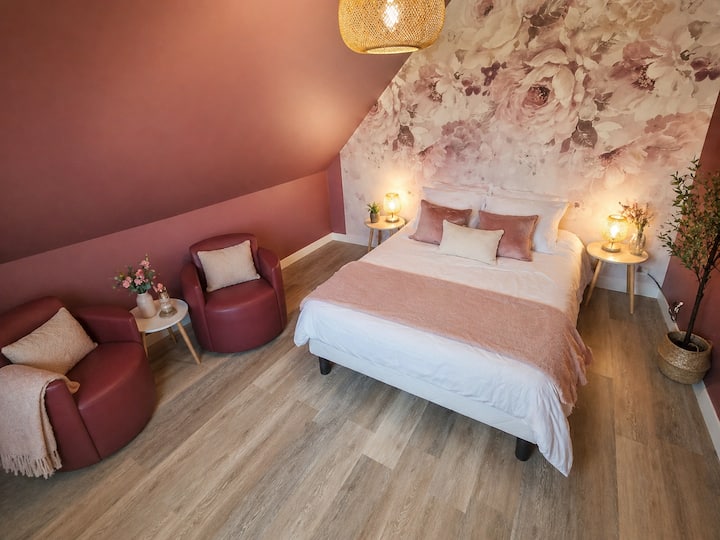 Rose Eternelle: ambiente suave y acogedor con sus tonos rosados y su pared floral.
Espacio acogedor propicio para el descanso, con zona de relajación integrada.
Encanto y originalidad para una experiencia única y refinada.
