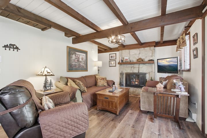 Beech Mt Pet Friendly Cabin - Trails + Fire Pit! - Beech Mountain, NC