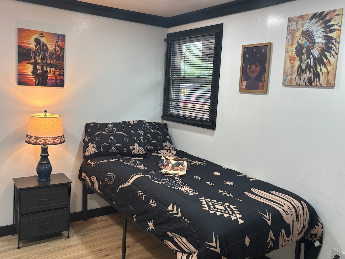 Pocahontas bedroom in two bedroom, 1 bath unit – Photo 1