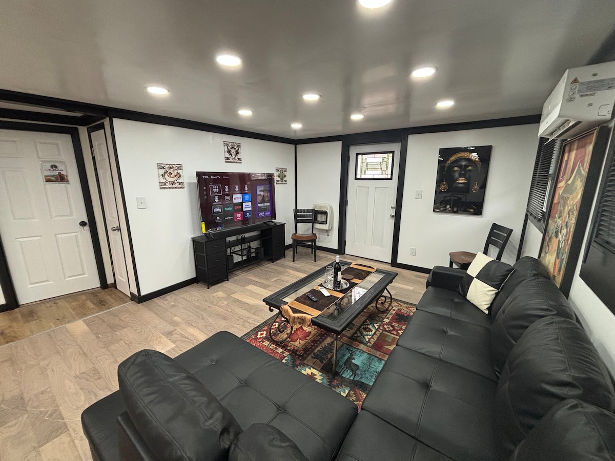 Powhatan private bedroom in 2 bed, 1 bath unit – Photo 1