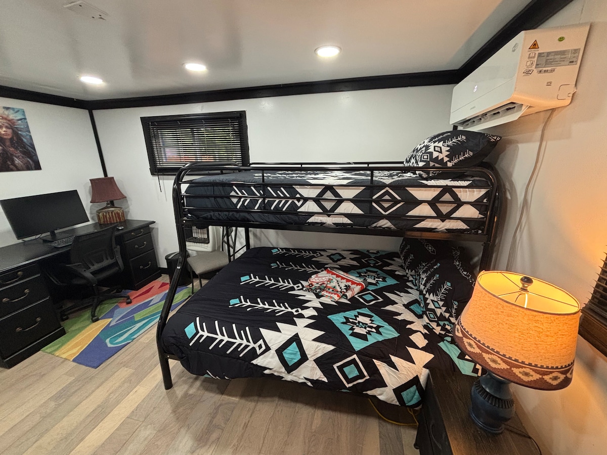 Powhatan private bedroom in 2 bed, 1 bath unit – Photo 2