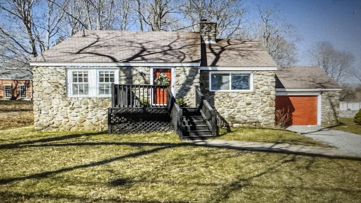 Cozy Stone Cottage with Short Drive to 3 Beaches — photo 1