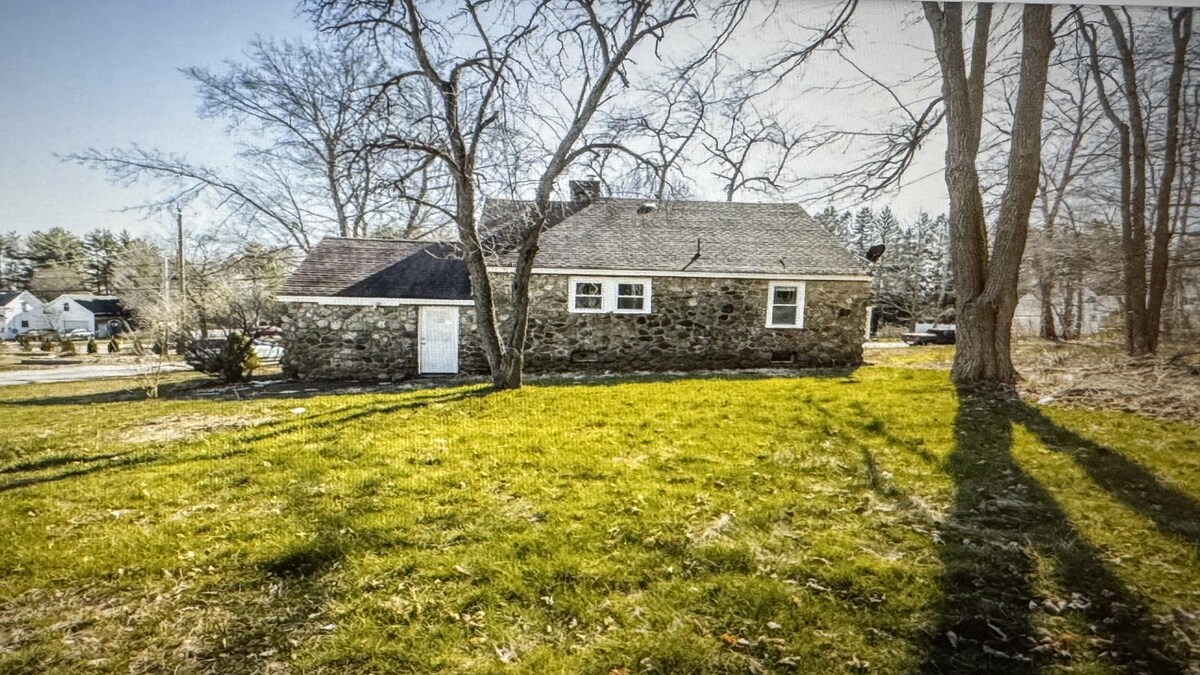 Cozy Stone Cottage with Short Drive to 3 Beaches — photo 3