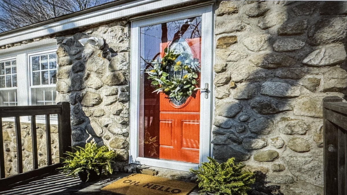 Cozy Stone Cottage with Short Drive to 3 Beaches — photo 2