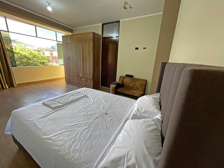 Habitación con 1 cama Queen, espaciosa y con su servicio higiénico.
Cortinas oscuras que no translúcen para el buen descanso.