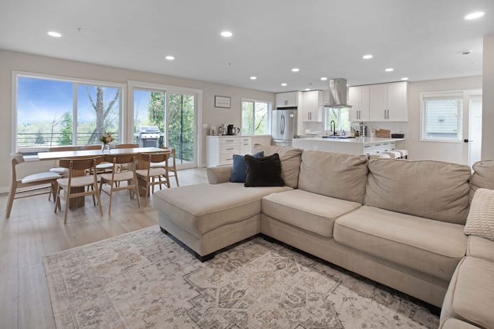 Stylish Seattle 4br • Balcony • Walk To Lightrail - Seattle, WA