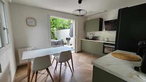 Successful Airbnb property: Le Jardin du 44, cozy little house with garden! in Faubourg Raines