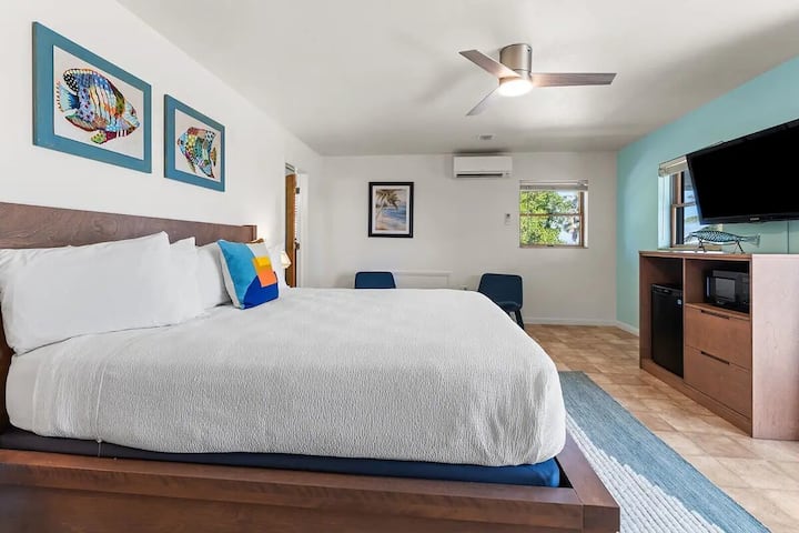 Relaxing King Room, Pool, Breakfast,waterfront Fun - Big Pine Key, FL