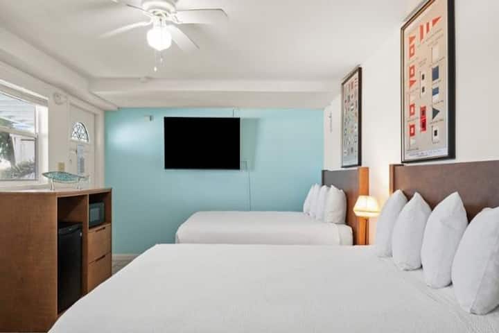 Waterfront Escapade + Pool & Free Breakfast - Big Pine Key, FL