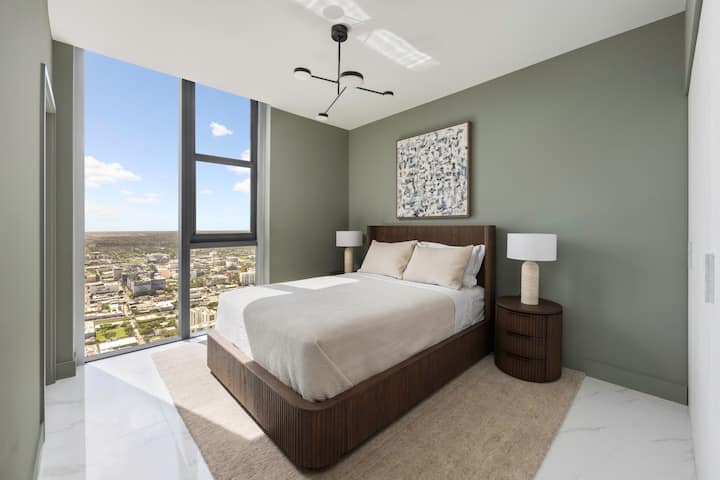 Despiértese sobre la ciudad y disfrute de una perspectiva única de Miami desde la comodidad de su habitación.