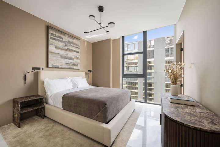 Un dormitorio cuidadosamente diseñado, donde la comodidad y la sencillez propician una estancia relajante.