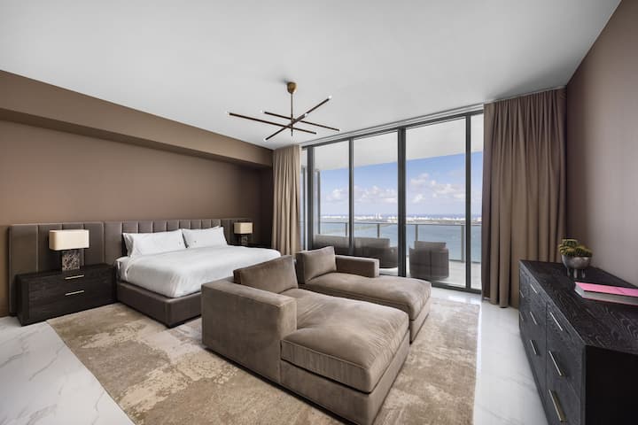 Despiértese con impresionantes vistas al mar y la luz natural que inunda este elegante y sereno dormitorio.