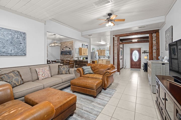 High Low Hideaway | Unit A | Sleeps 12 - New Braunfels, TX