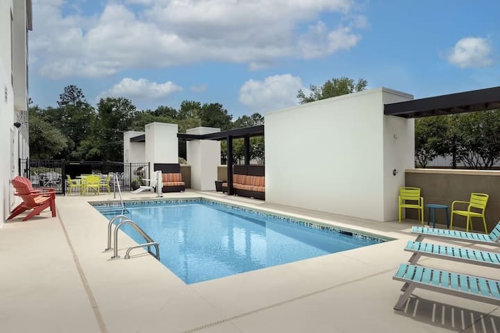 2 Queens: Kitchenette, Pool & 1 Mi To N Chas Colis - Charleston, SC