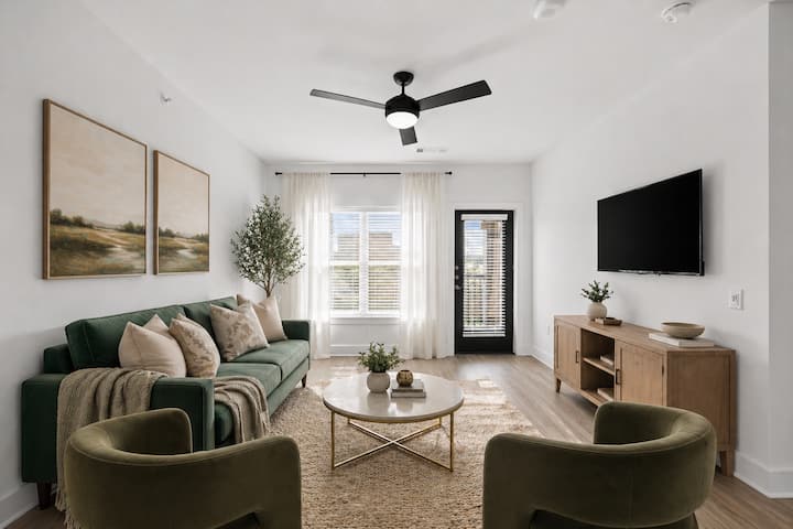Luxury 2br Escape | Pool & Restaurants - Carousel, Frisco