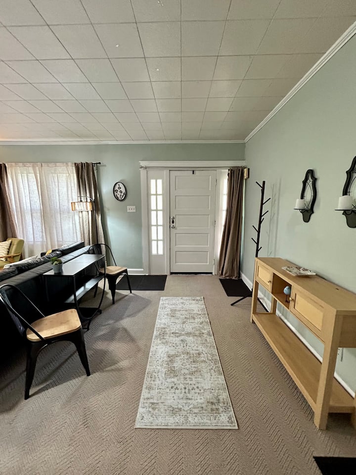 Bloomington Boho Bungalow, 3 King Beds - Bloomington, IN