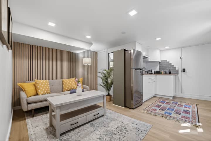 Victoria Modern Suite | Steps To Shops & Dining - Vancouver