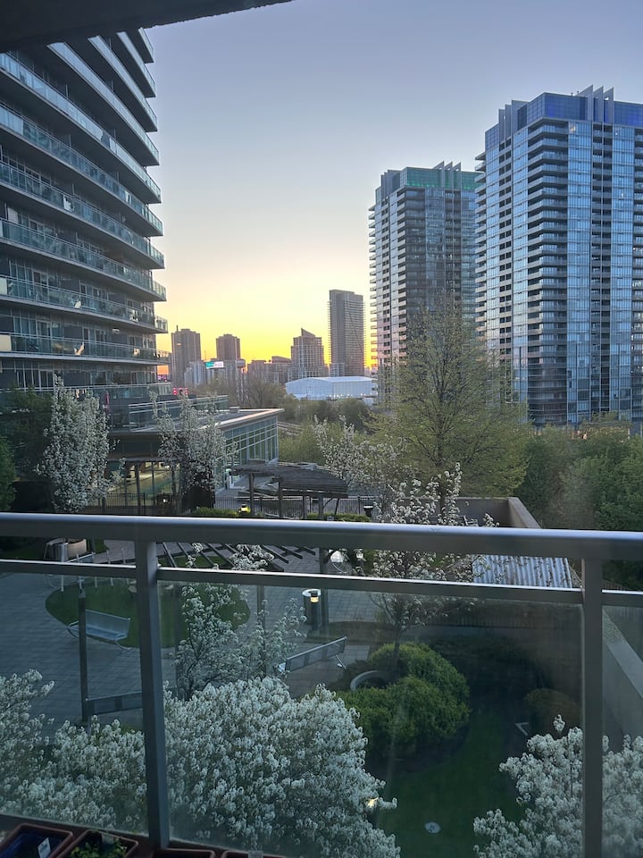 Condo In Mimico | Nature Walks, Pool & Hot Tub - Toronto