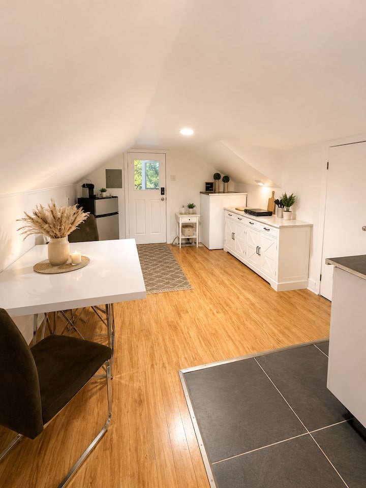 Private Attic Studio | Top Floor | Downtown - Gatineau