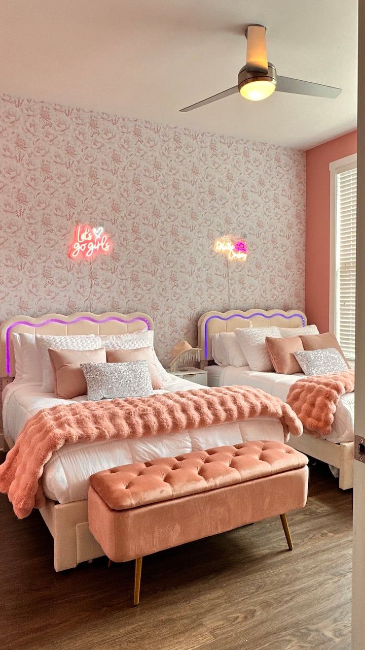 Nos enseignes néon temporaires pendant que nos grandes enseignes sont fabriquées sur mesure 

Chaque lit a 4 oreillers pour dormir, peut accueillir 1 à 2 personnes par lit, le banc de rangement ottoman contient quelques couvertures supplémentaires 

Les cadres de lit ont aussi des prises DEL et USB.