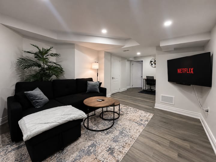 Spacious Modern Suite | King Bed + Workspace - Mississauga