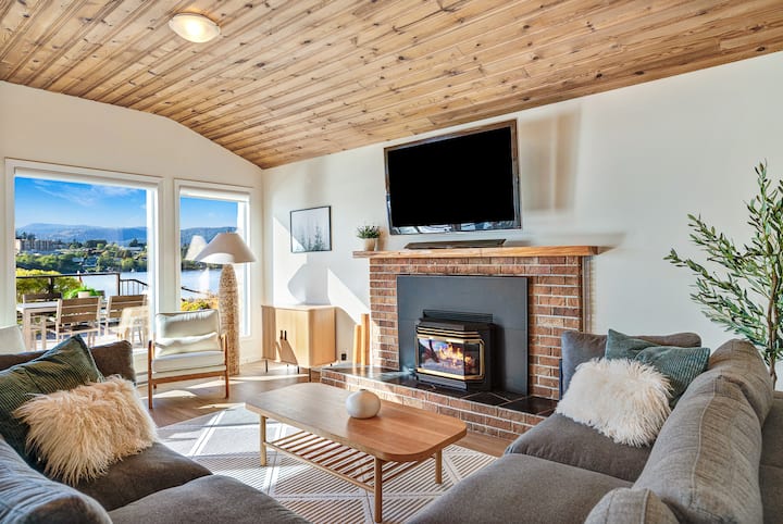 Luxury Waterfront: Family Escape With Private Dock - Sooke
