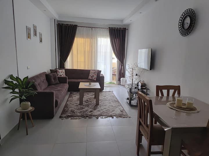 شقة كبيرة مطلة على البحر والمسبح - Hurghada