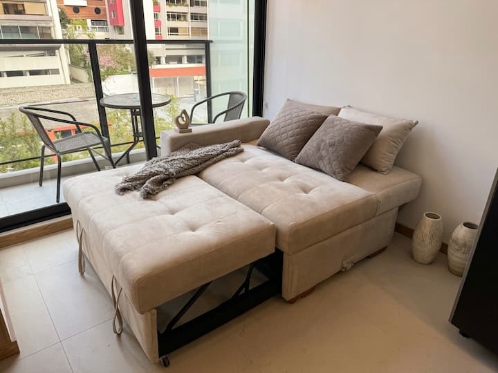 Modern Studio With Parking & Balcony In Bellavista - Quito