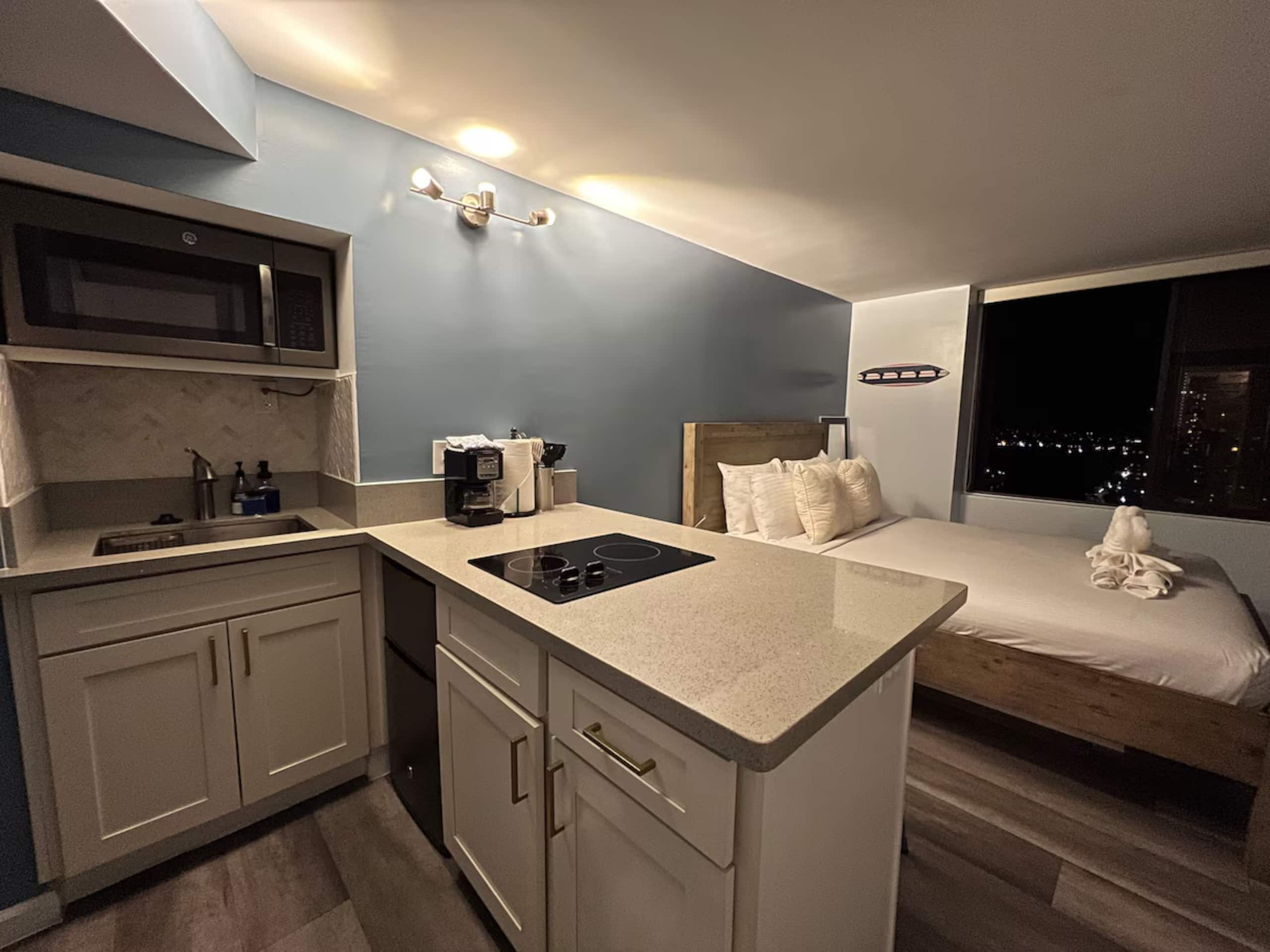 HNL Waikīkī Gorgeous Ocean View Kitchen Studio - Image 2