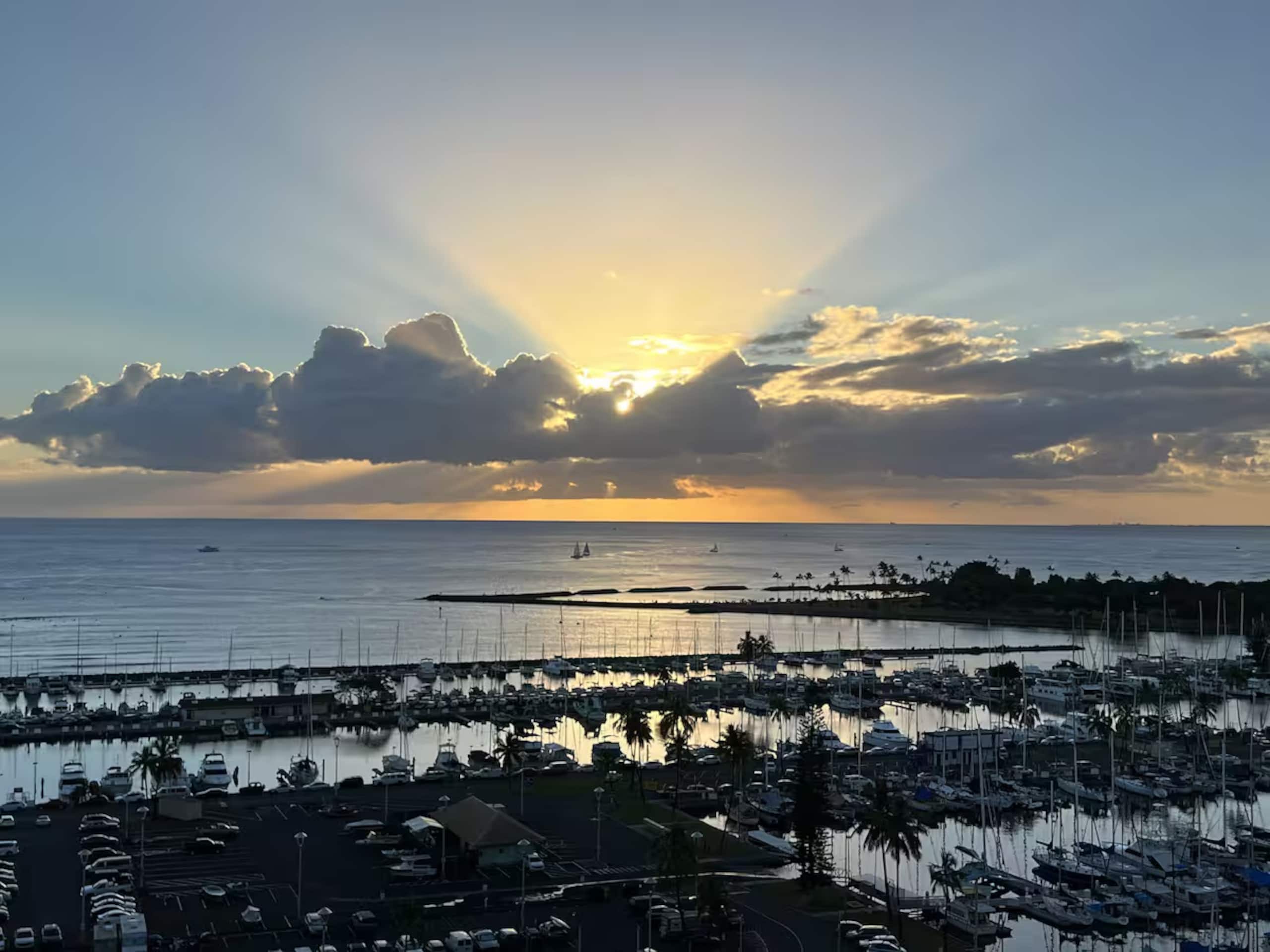 HNL Waikīkī Gorgeous Ocean View Kitchen Studio - Image 23
