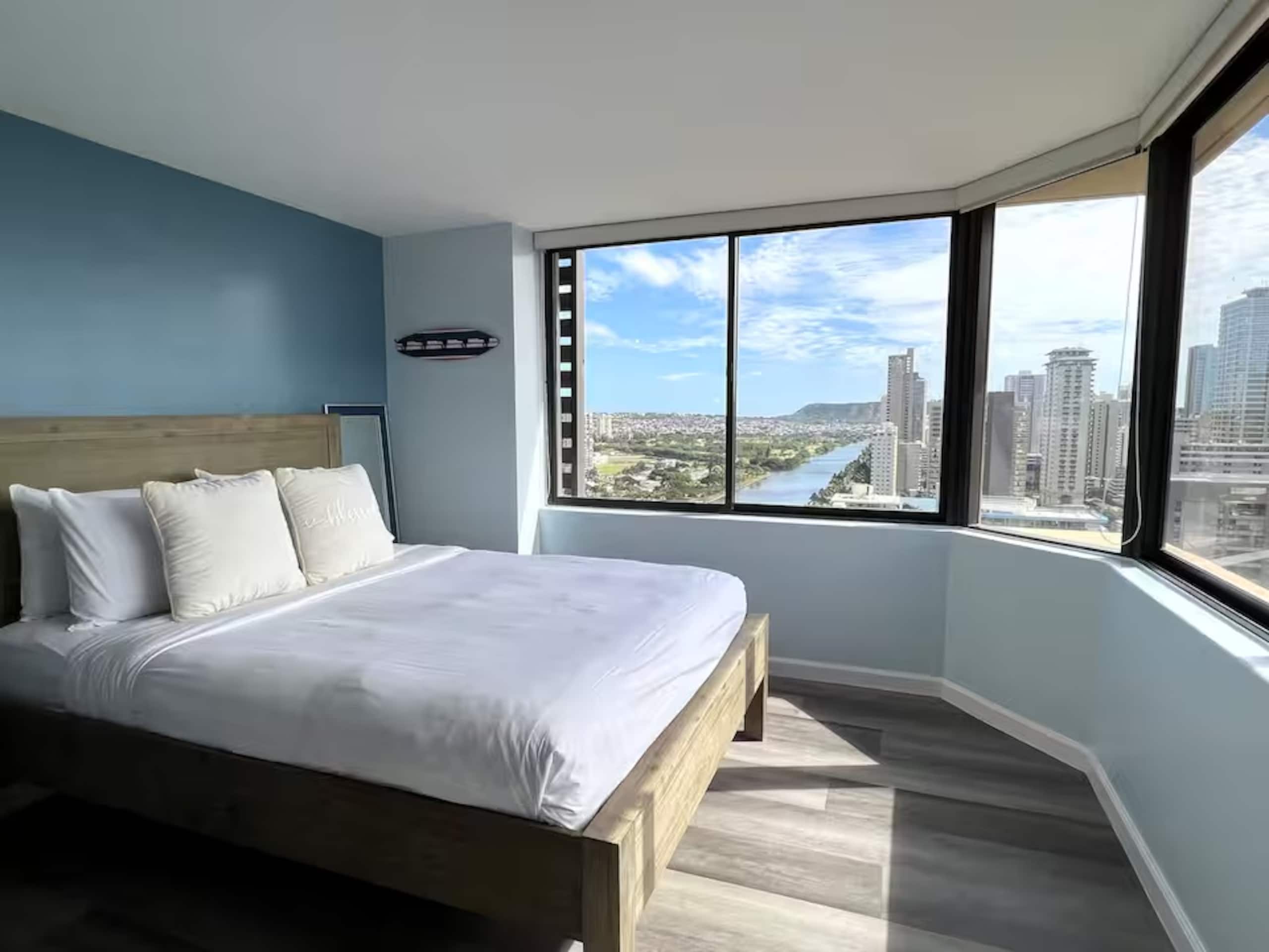 HNL Waikīkī Gorgeous Ocean View Kitchen Studio - Image 1