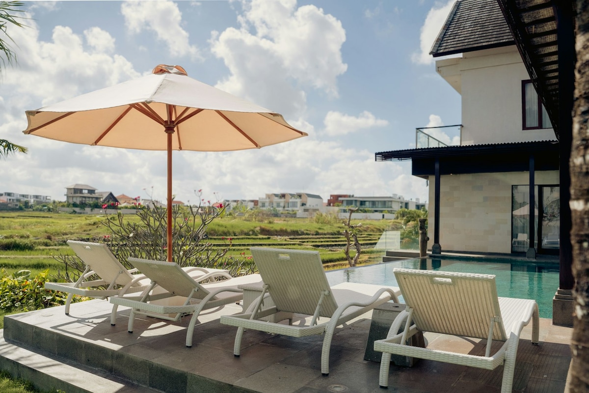 Villa in Mengwi · 4 bedrooms · 4 beds · 5 private baths, comparable Airbnb