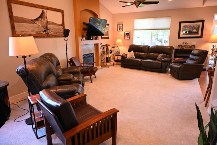 Spacious 5 Bedroom Home Ready For The World Cup! - Lynnwood, WA