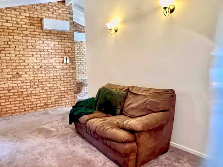 Quiet & Convenient 3br Home In Runcorn - Springwood
