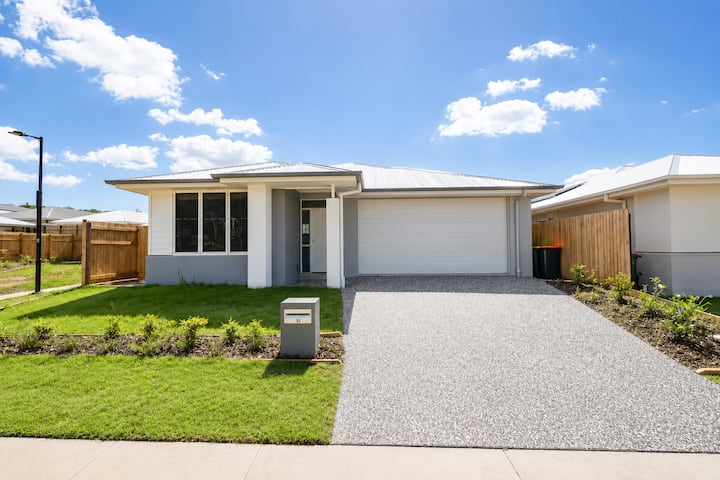 Solara Retreat | Modern 4br Home With Backyard - Samford Valley