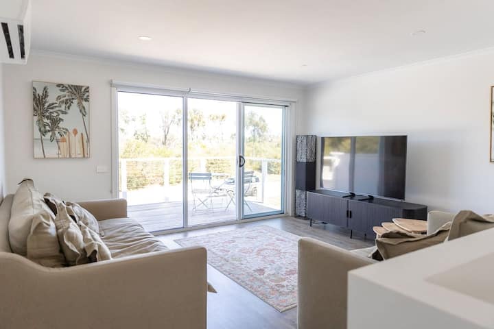 Broadbeach House - Winter Promo Stay3 Pay2! - Inverloch