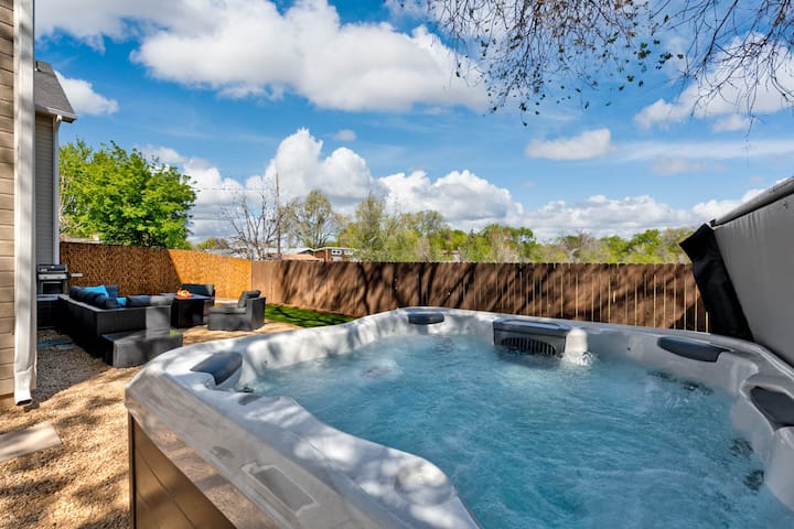 Boise Basecamp | Hot Tub, Mini Golf & Game Room! - Boise, ID