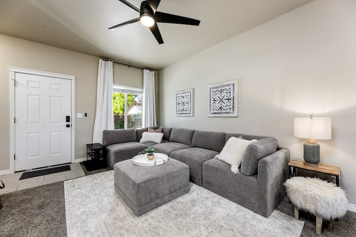 Boise Basecamp | Hot Tub, Mini Golf & Game Room! - Boise