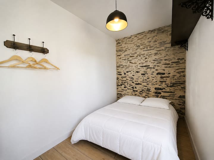 Première chambre de "La Clarté", disposant d'un lit double et d'une commode