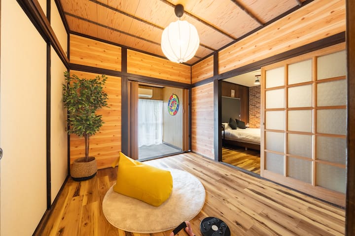 緑豊かな静かな森。アクティビティの合間に、和の雰囲気でくつろげます。
植栽が落ち着く木の和室。アクティビティの合間に、和の雰囲気でくつろげます。