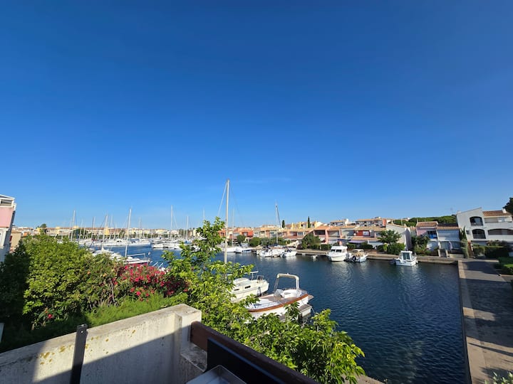 Léchappée Secrète Sur L'île Privée Des Marinas - Bessan