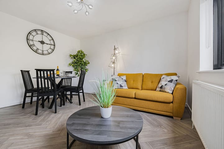 Stylish Newly Renovated Two Bedroom Apartment - High Wycombe