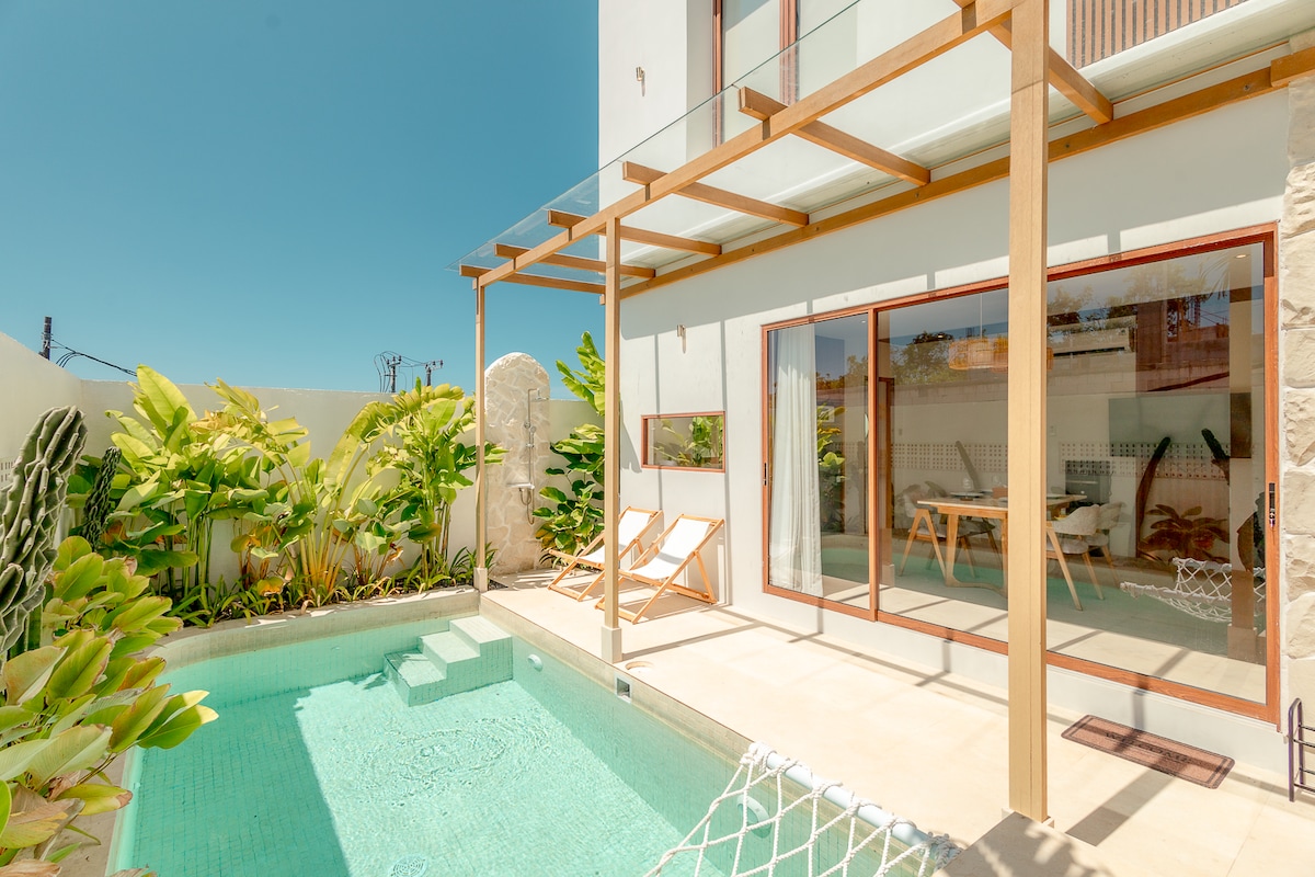 Home in South Kuta · 4 bedrooms · 4 beds · 4.5 private baths, Airbnb-Vergleich