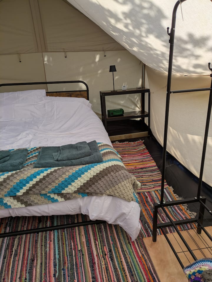 Glamping With Hot Tub To Enjoy Spring On The Farm. - Oldham