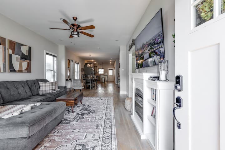 Modern E. Nash Stay | 3br, Cozy & Close To It All - Nashville, TN